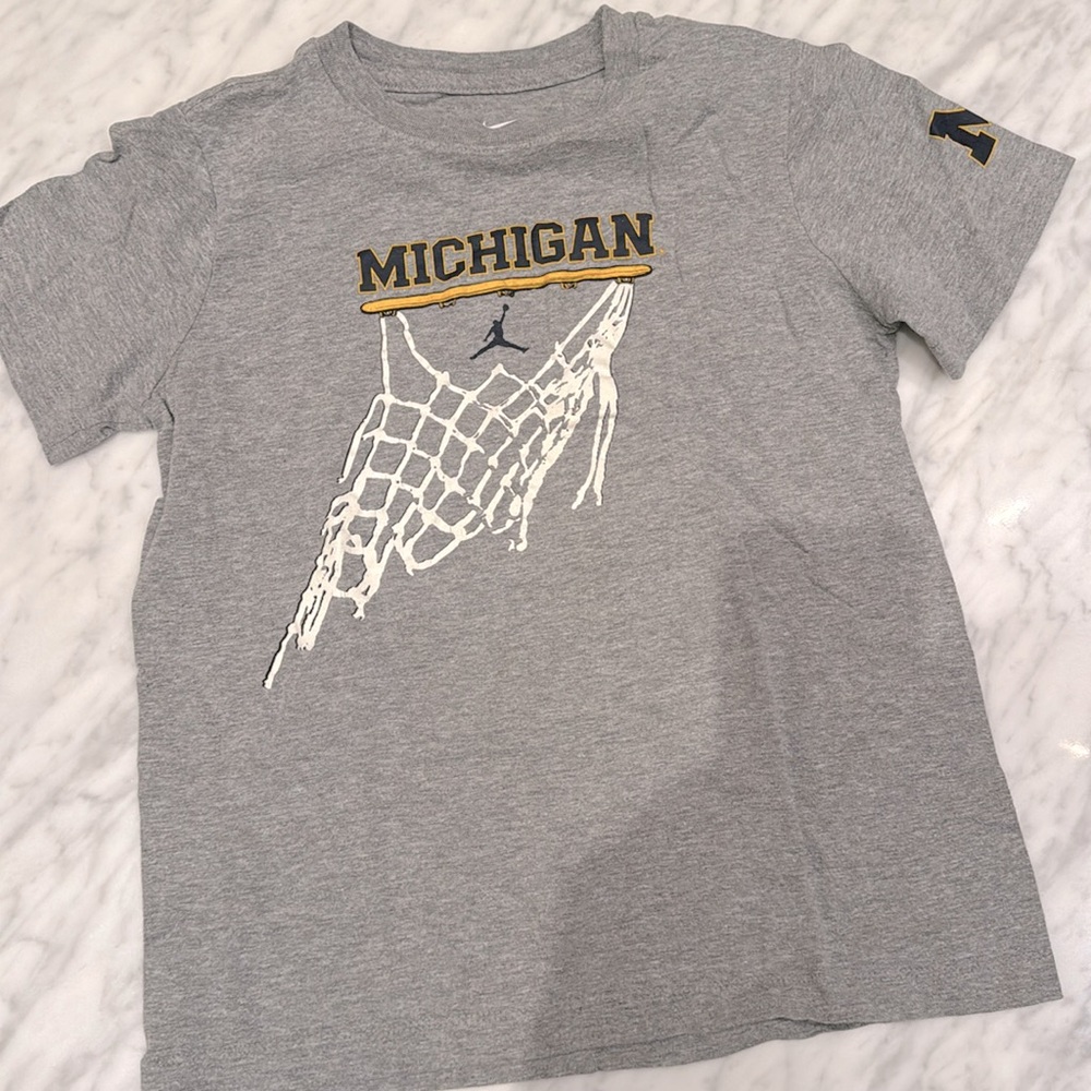 Michigan Nike Boys Tee shirt size small